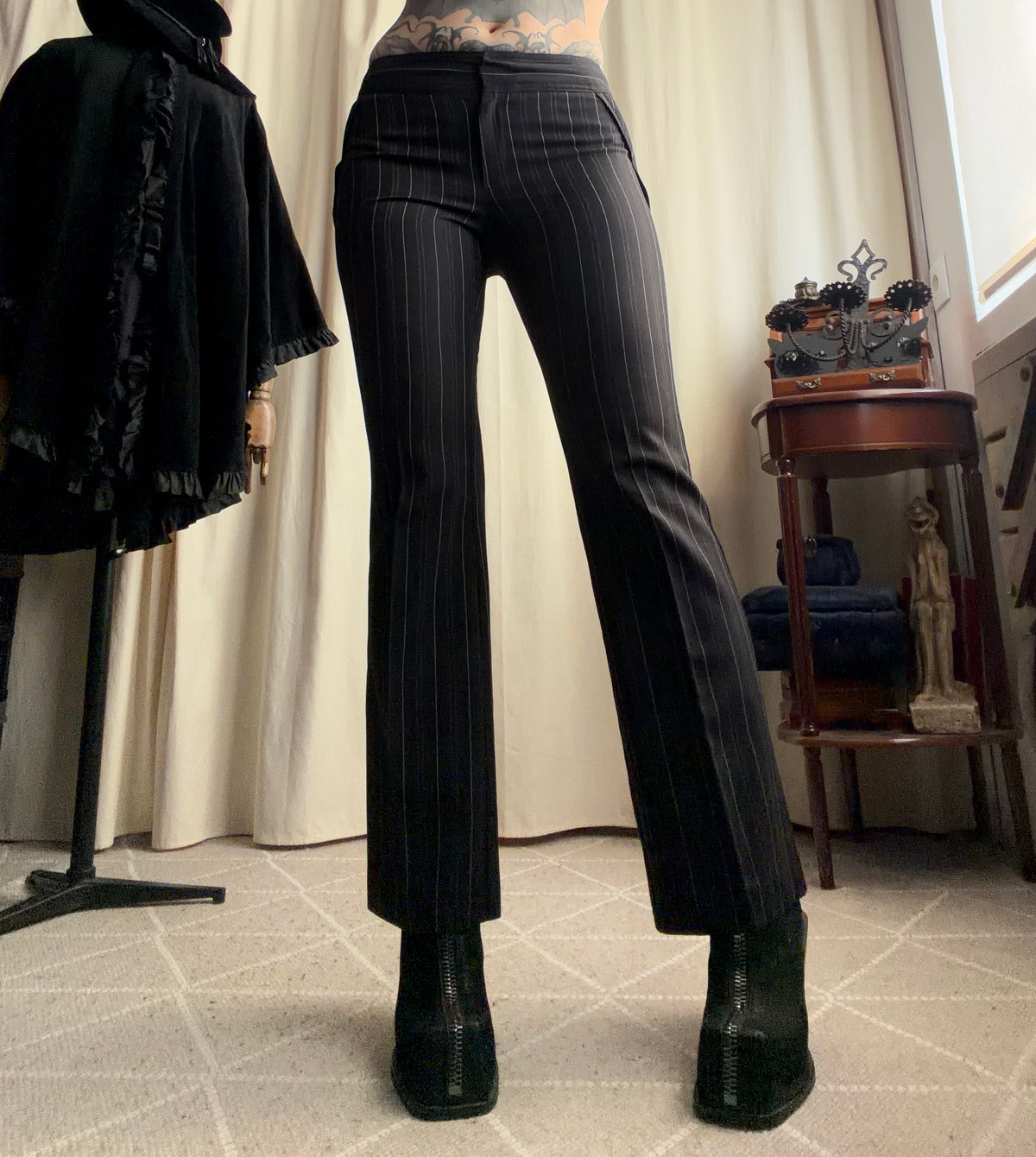 Pantalon noir à fines rayures taille basse style office siren corporate goth – taille XS/S