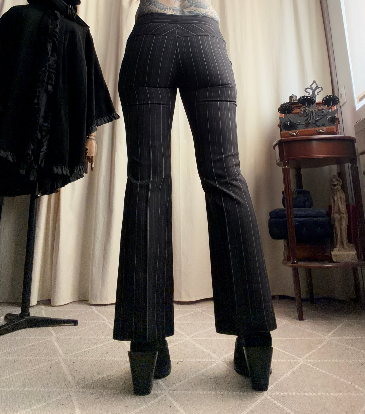 Pantalon noir à fines rayures taille basse style office siren corporate goth – taille XS/S