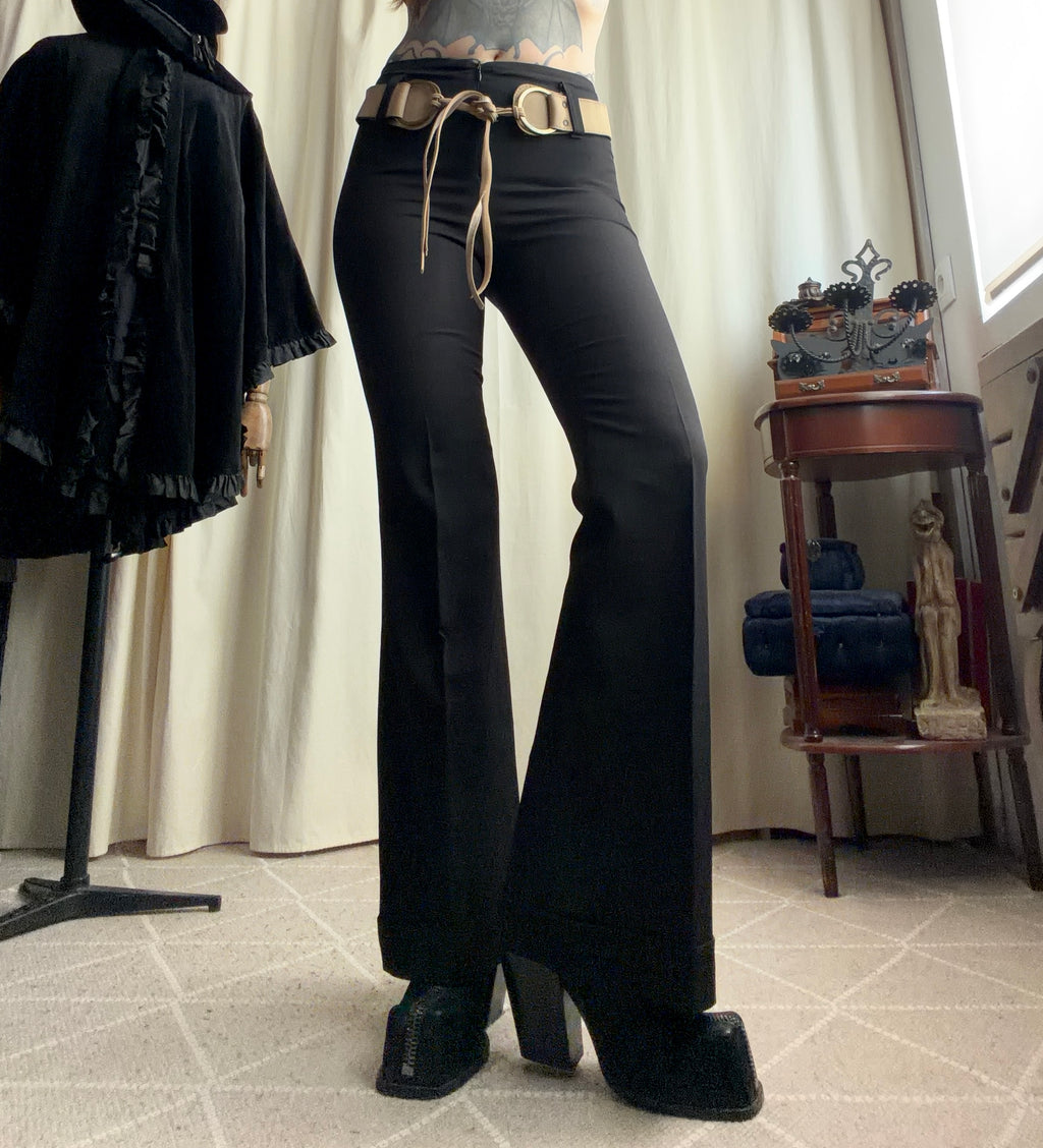 Pantalon noir flare avec ceinture marron à boucles style Y2K dark feminine – taille S