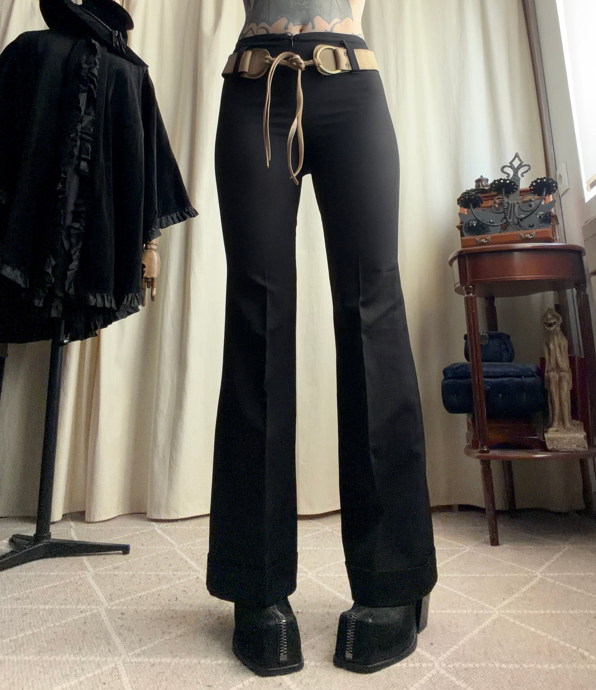 Pantalon noir flare avec ceinture marron à boucles style Y2K dark feminine – taille S