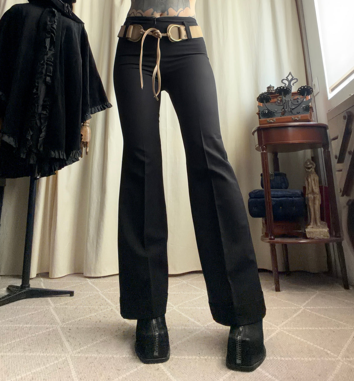 Pantalon noir flare avec ceinture marron à boucles style Y2K dark feminine – taille S
