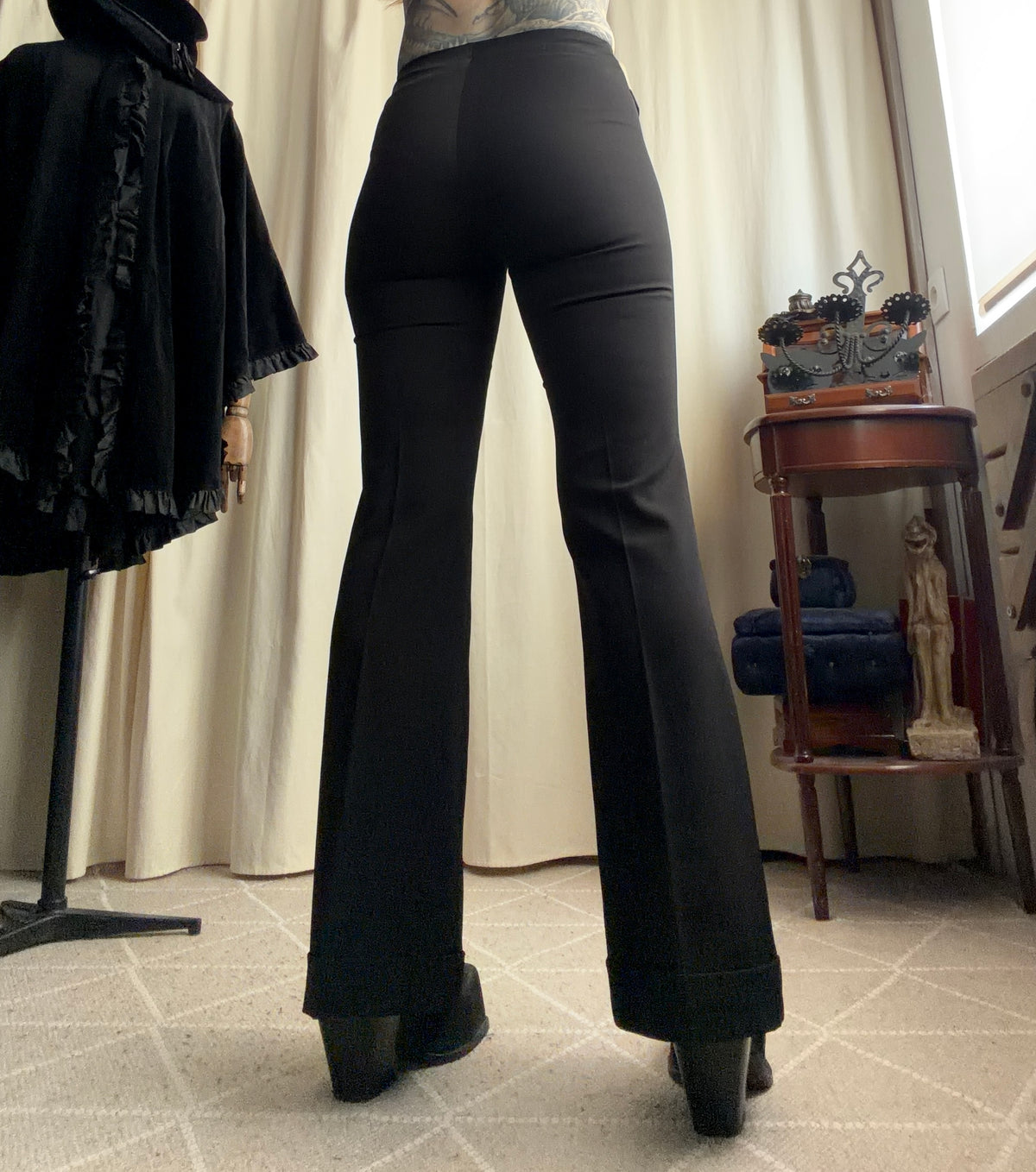 Pantalon noir flare avec ceinture marron à boucles style Y2K dark feminine – taille S