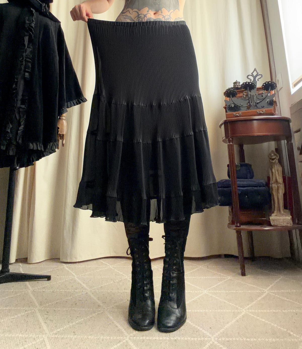 Jupe midi noire plissée à volants style romantique goth - taille XL