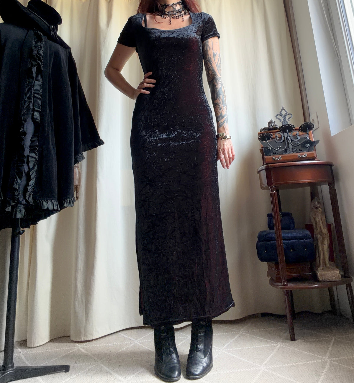 Long black velvet dress with burgundy reflections, goth vampy dark romantic style – size M/L