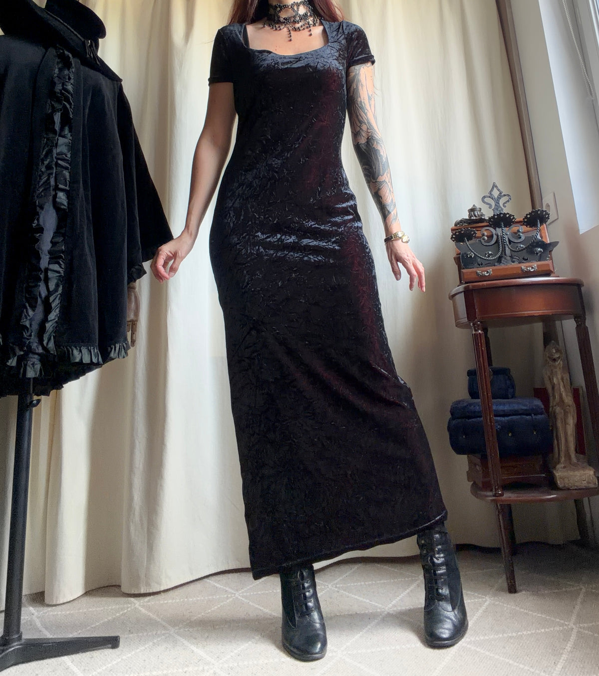 Long black velvet dress with burgundy reflections, goth vampy dark romantic style – size M/L