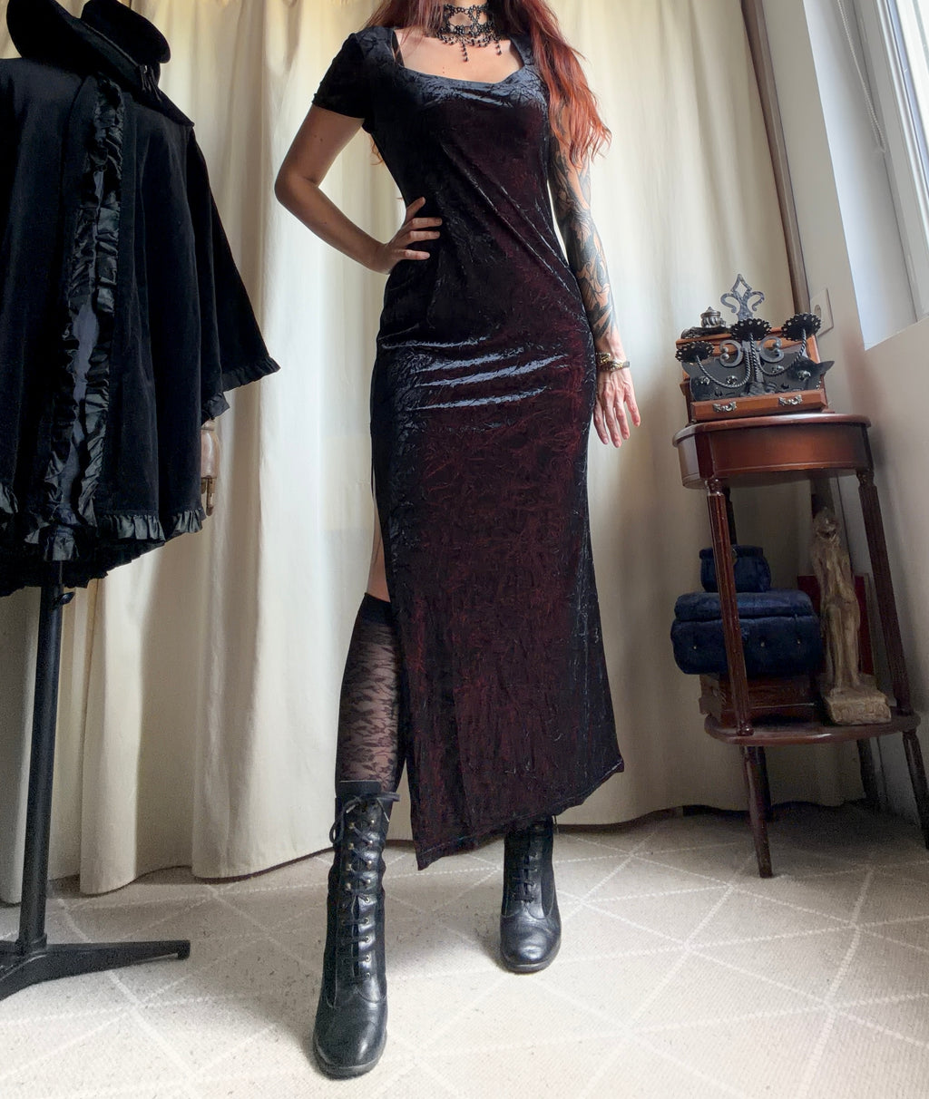 Long black velvet dress with burgundy reflections, goth vampy dark romantic style – size M/L