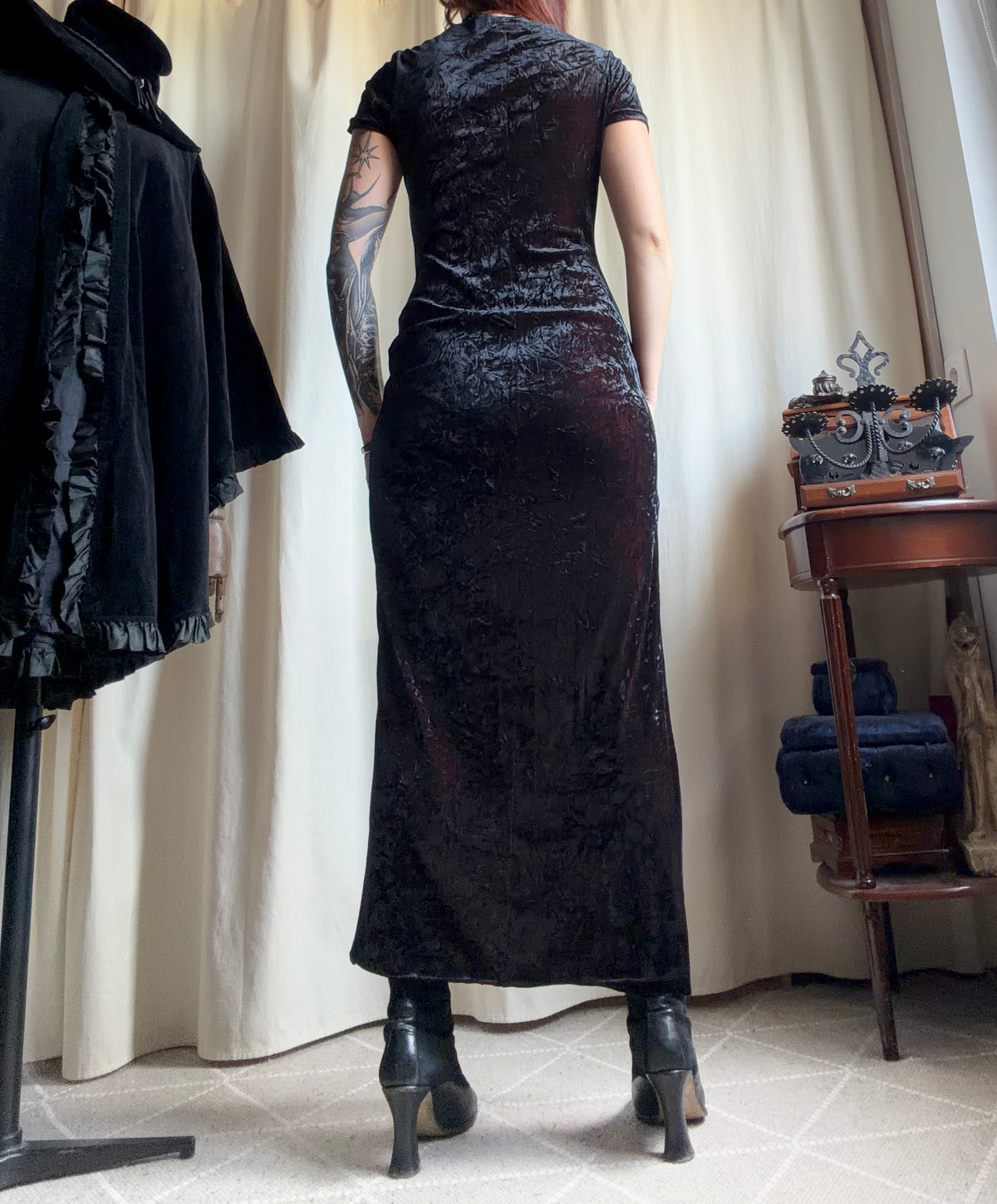 Long black velvet dress with burgundy reflections, goth vampy dark romantic style – size M/L