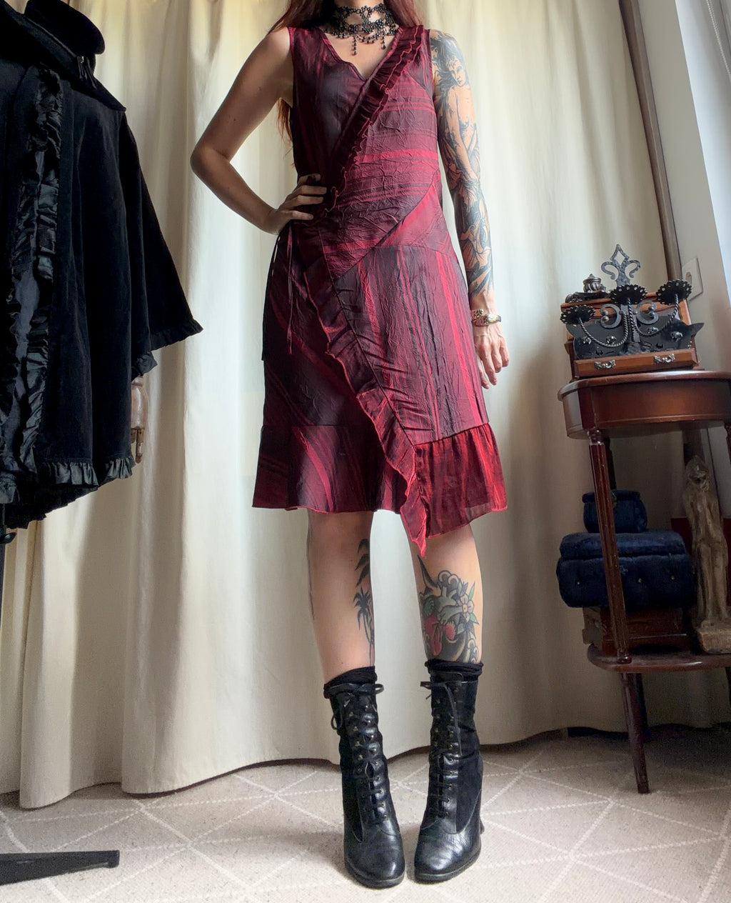 Robe bordeaux irisée à volants asymétriques style vampy goth dark romantic – taille M