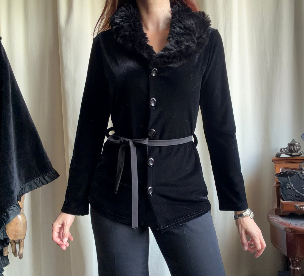 Cardigan noir en velours avec col fausse fourrure style vampy 90s - taille S/M