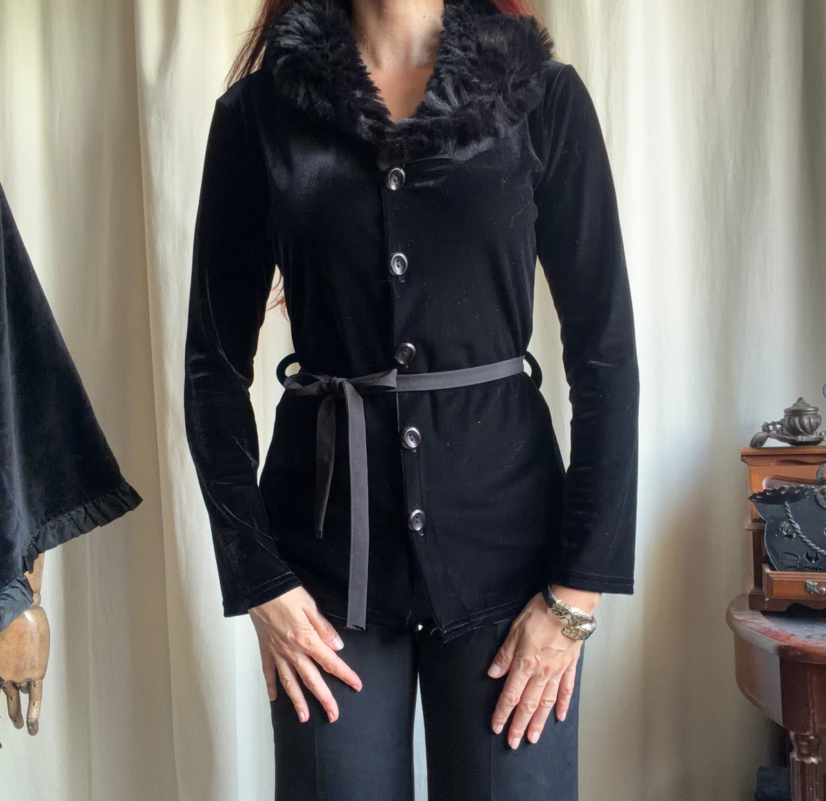 Cardigan noir en velours avec col fausse fourrure style vampy 90s - taille S/M