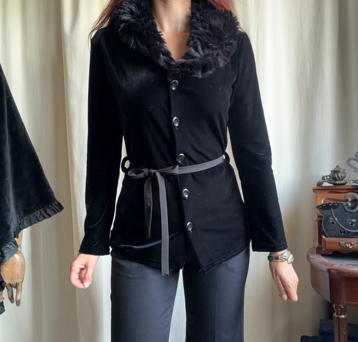 Cardigan noir en velours avec col fausse fourrure style vampy 90s - taille S/M