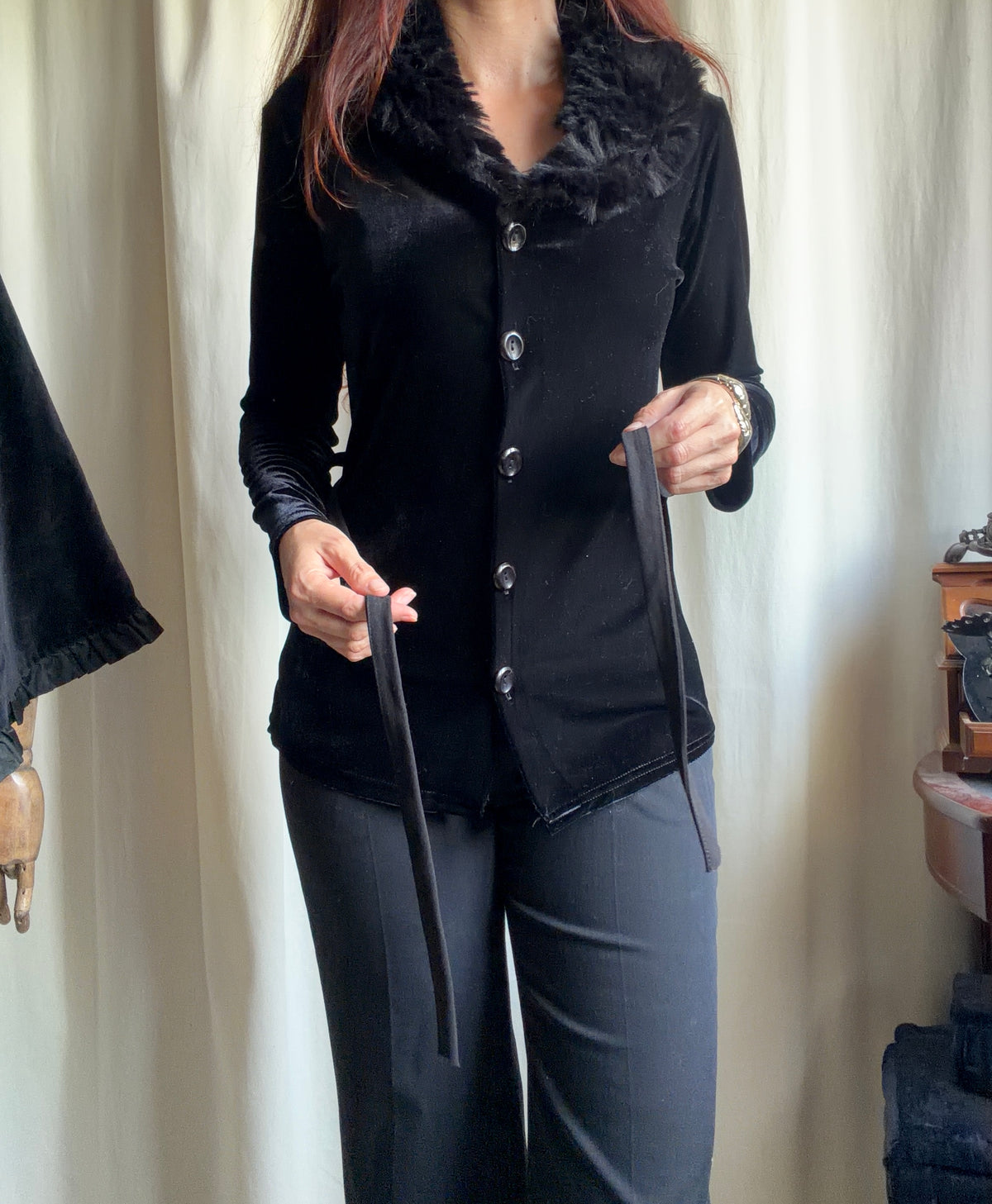 Cardigan noir en velours avec col fausse fourrure style vampy 90s - taille S/M