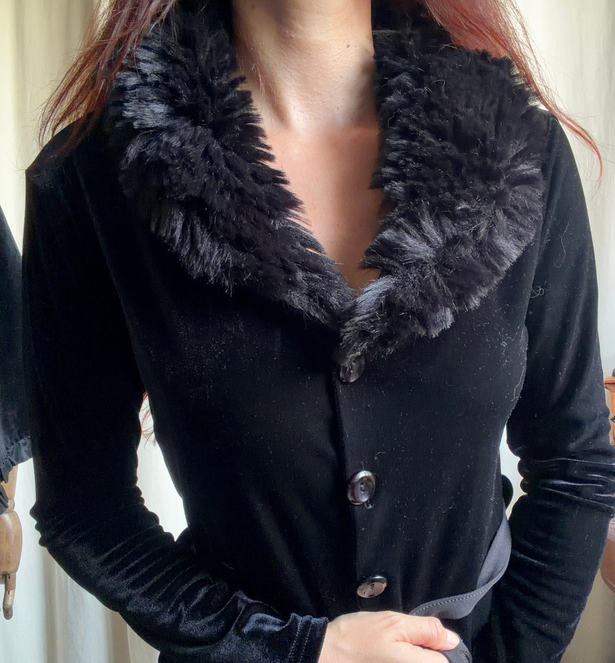 Cardigan noir en velours avec col fausse fourrure style vampy 90s - taille S/M