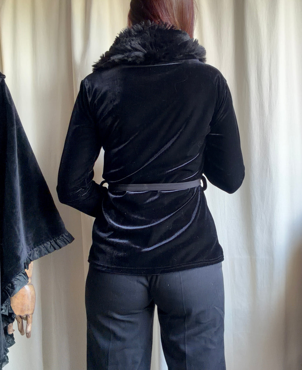 Cardigan noir en velours avec col fausse fourrure style vampy 90s - taille S/M