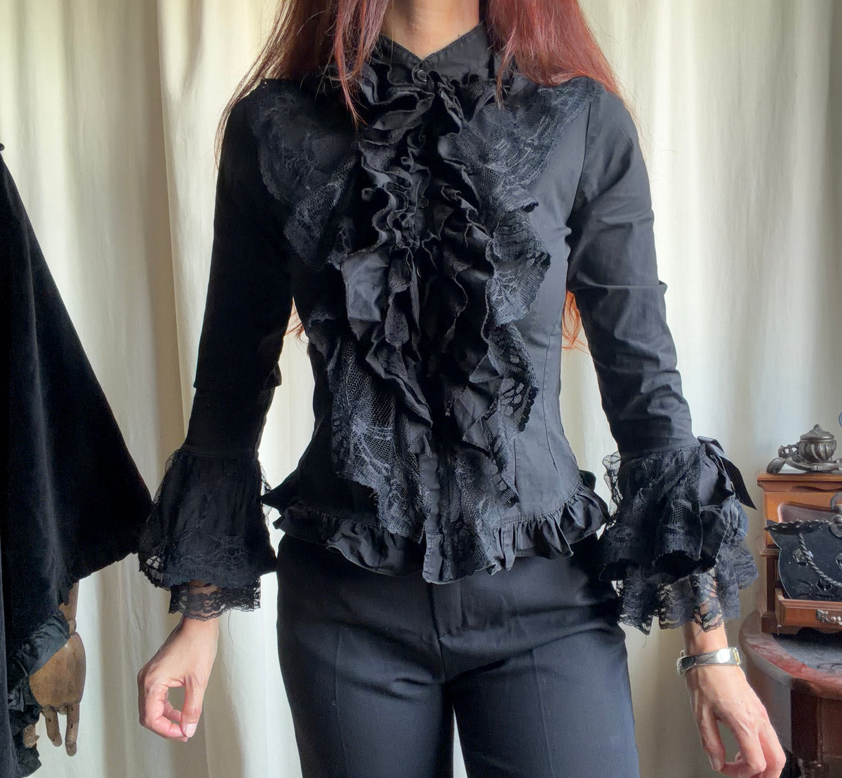 Chemisier noir à volants dentelle et manches évasées style victorien goth vampire - taille S
