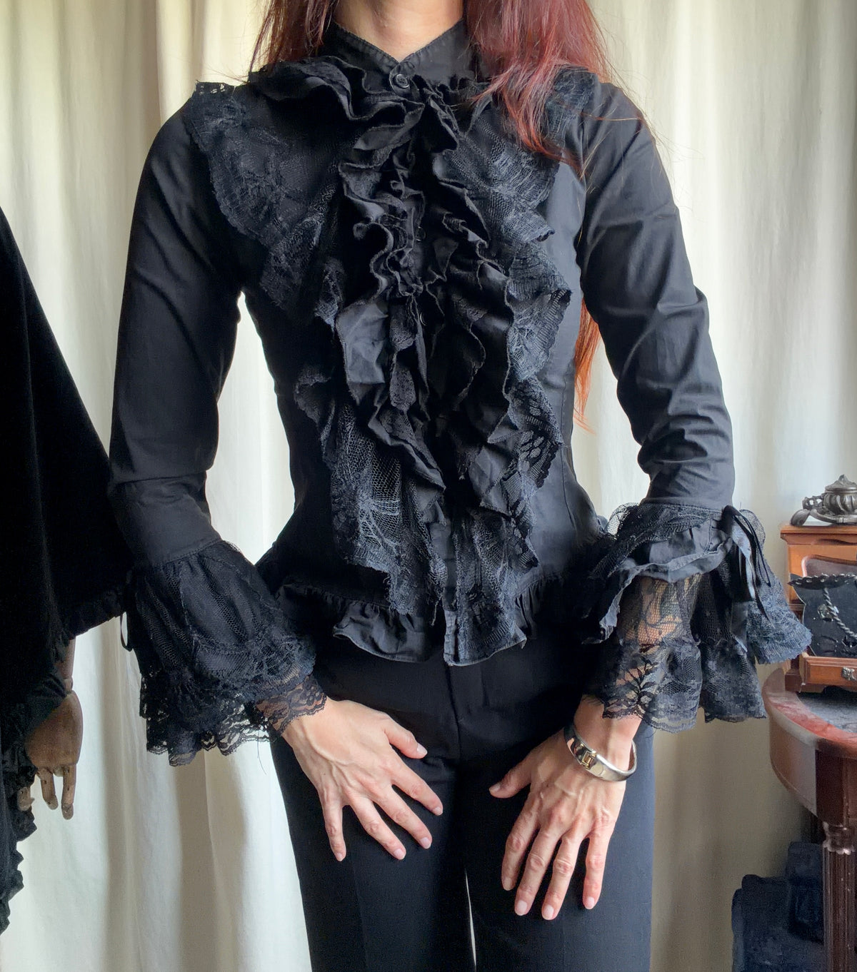 Chemisier noir à volants dentelle et manches évasées style victorien goth vampire - taille S