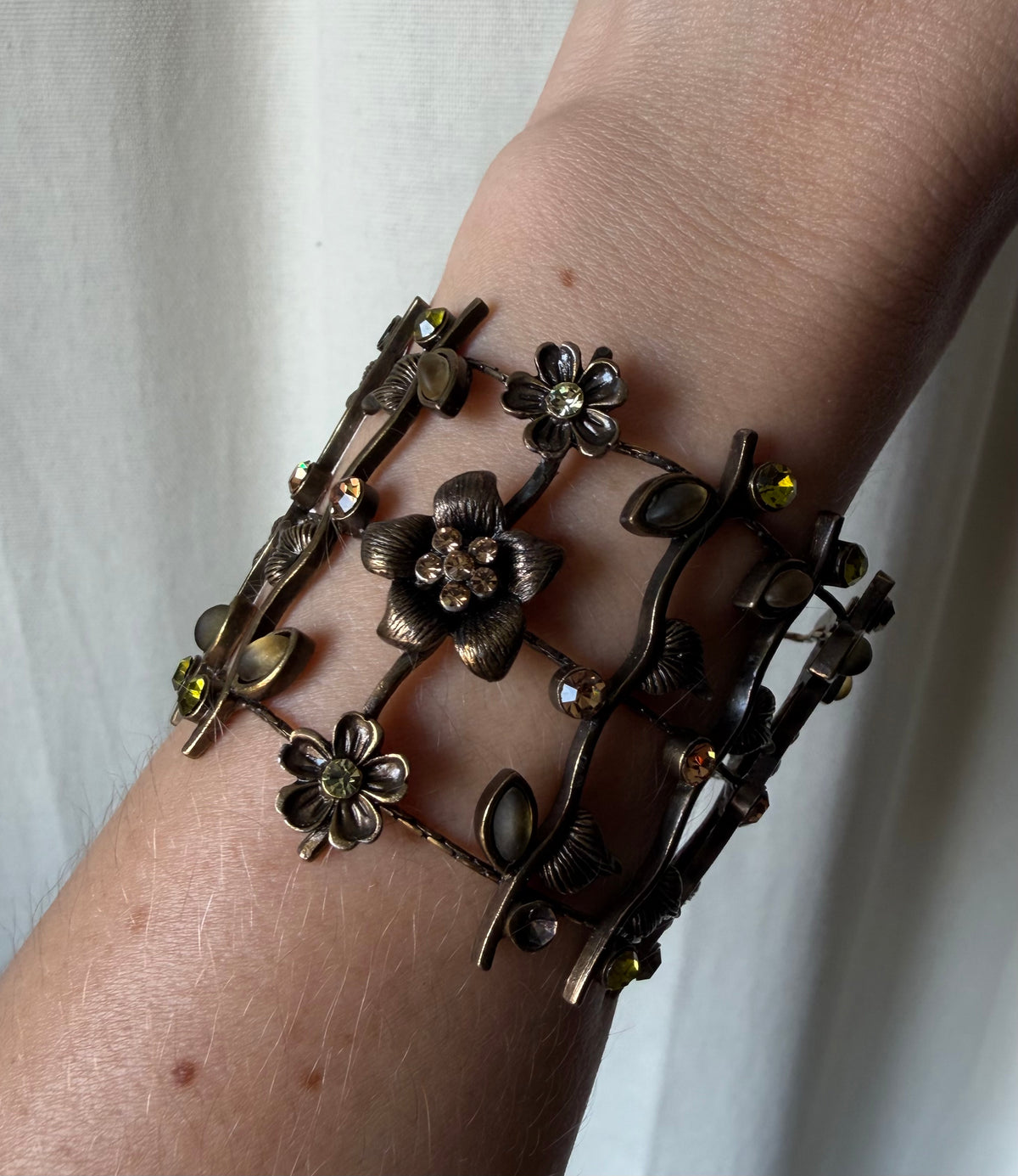 Bracelet manchette fleurs et feuillage couleur bronze style woodland fairy Art Nouveau