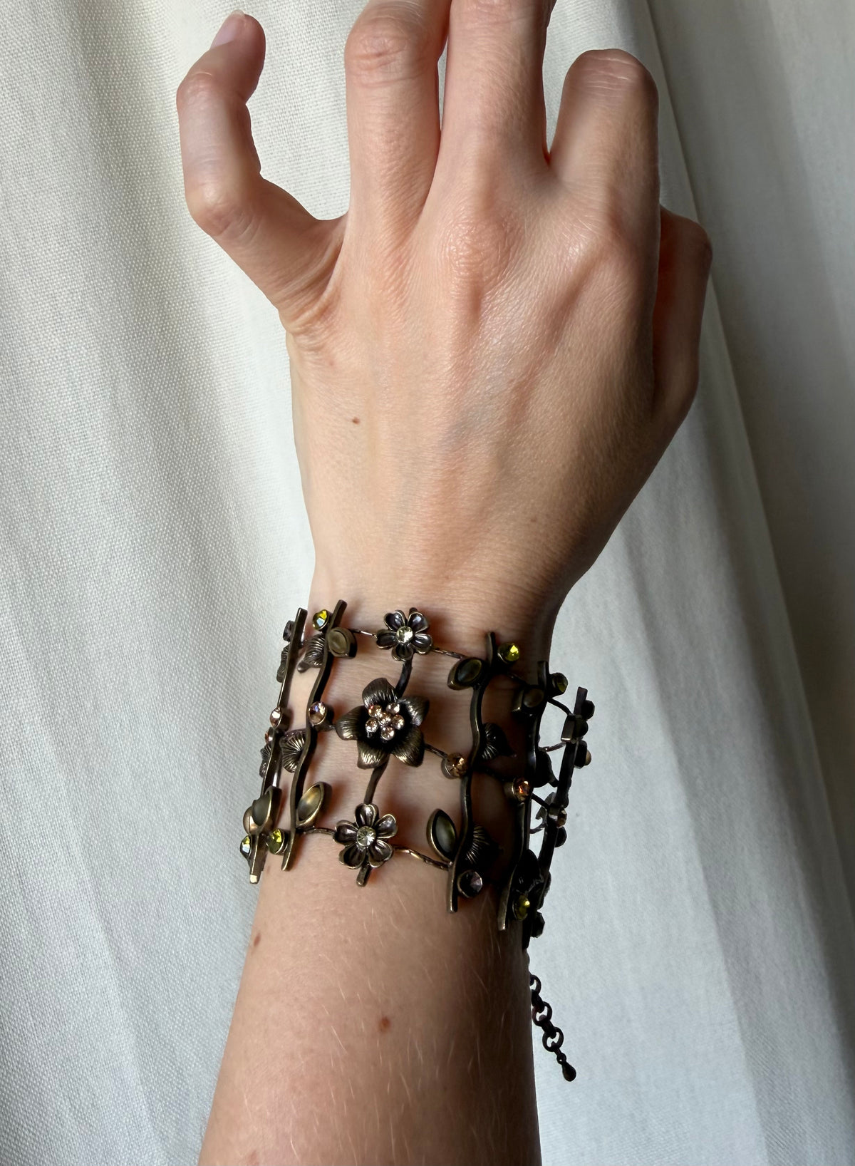 Bracelet manchette fleurs et feuillage couleur bronze style woodland fairy Art Nouveau