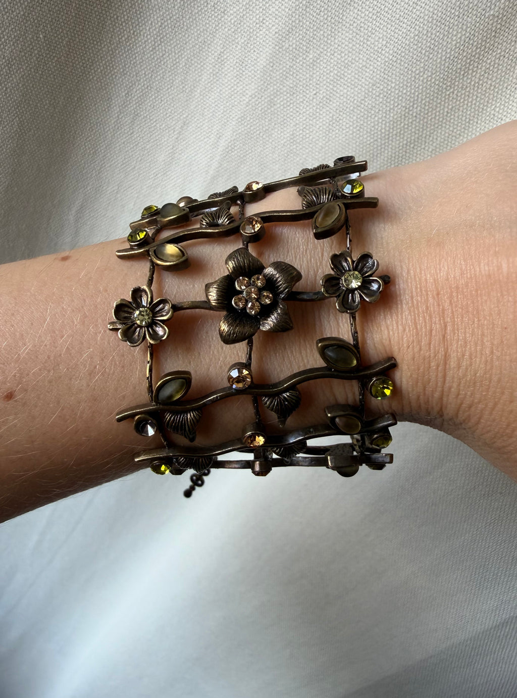 Bracelet manchette fleurs et feuillage couleur bronze style woodland fairy Art Nouveau