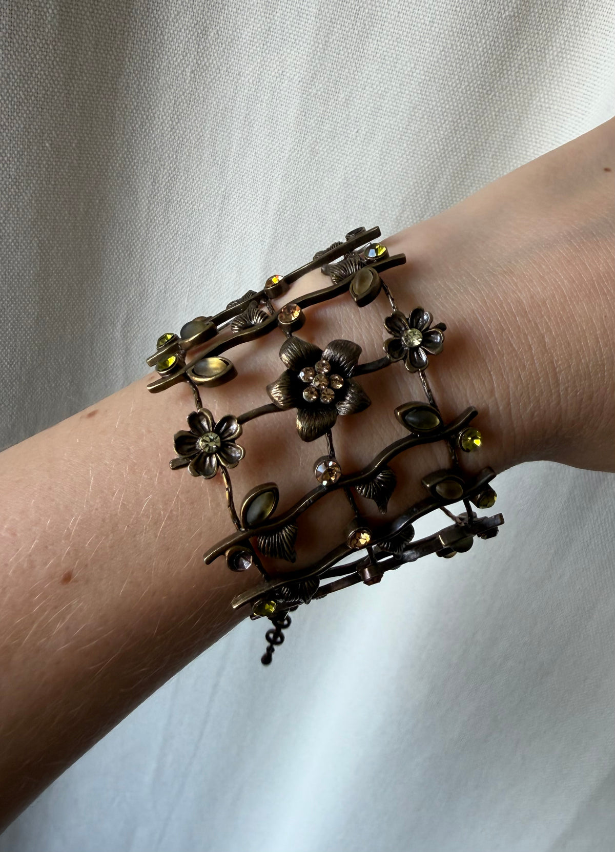Bracelet manchette fleurs et feuillage couleur bronze style woodland fairy Art Nouveau