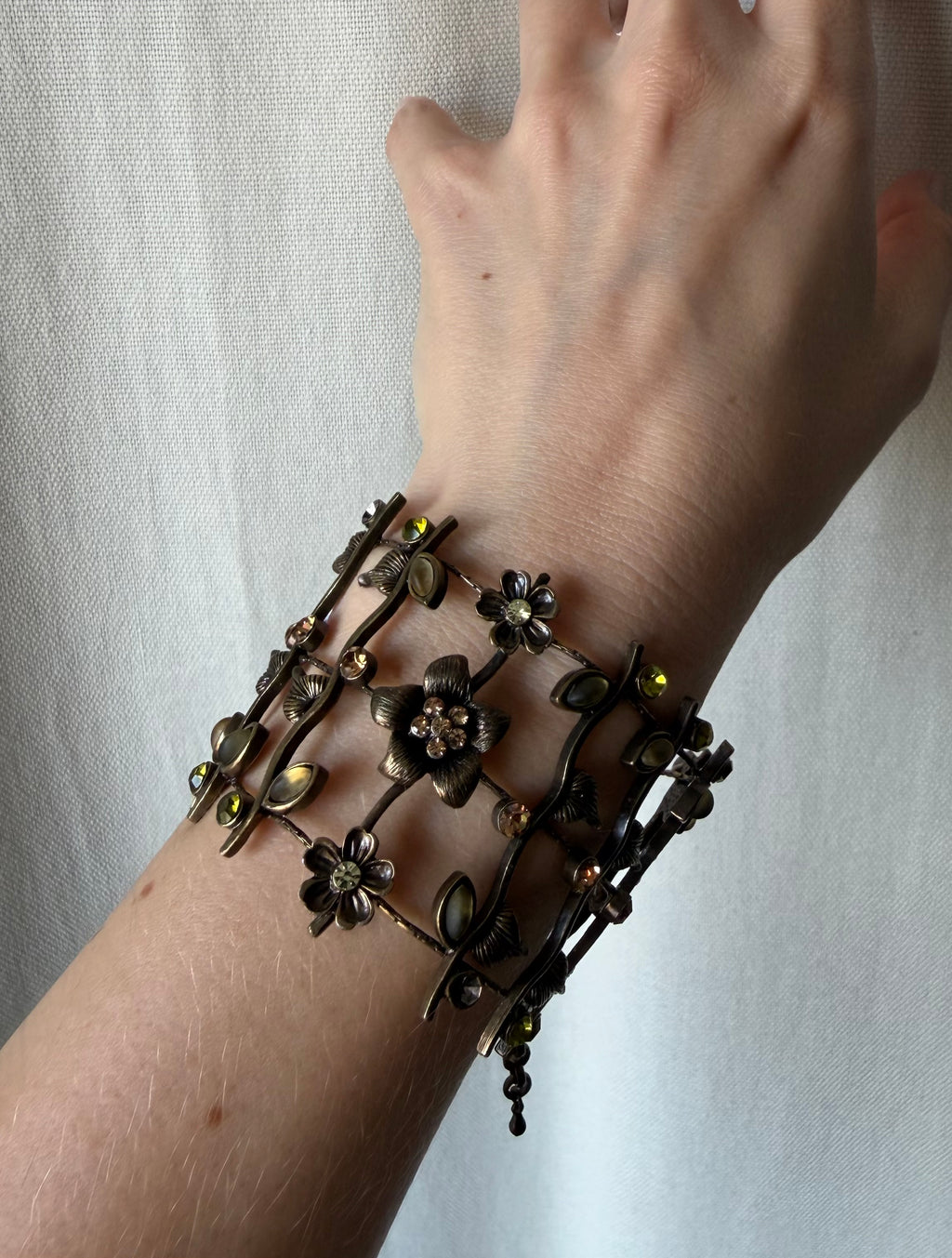 Bracelet manchette fleurs et feuillage couleur bronze style woodland fairy Art Nouveau