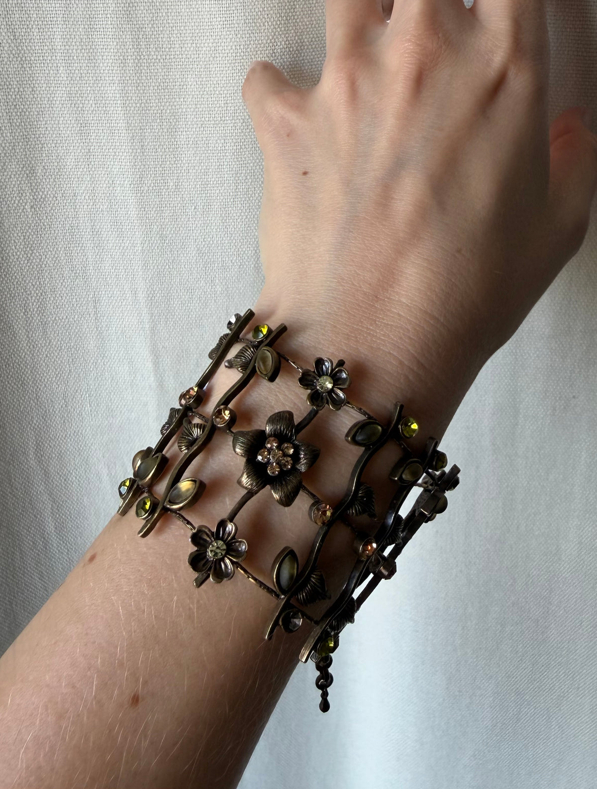 Bracelet manchette fleurs et feuillage couleur bronze style woodland fairy Art Nouveau