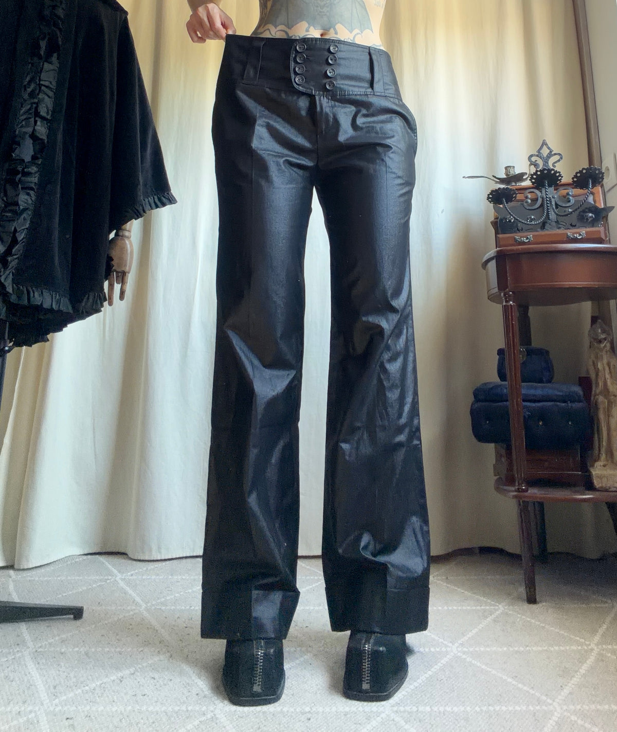 Pantalon noir satiné taille basse ceinture à boutons style office siren Y2K – taille L