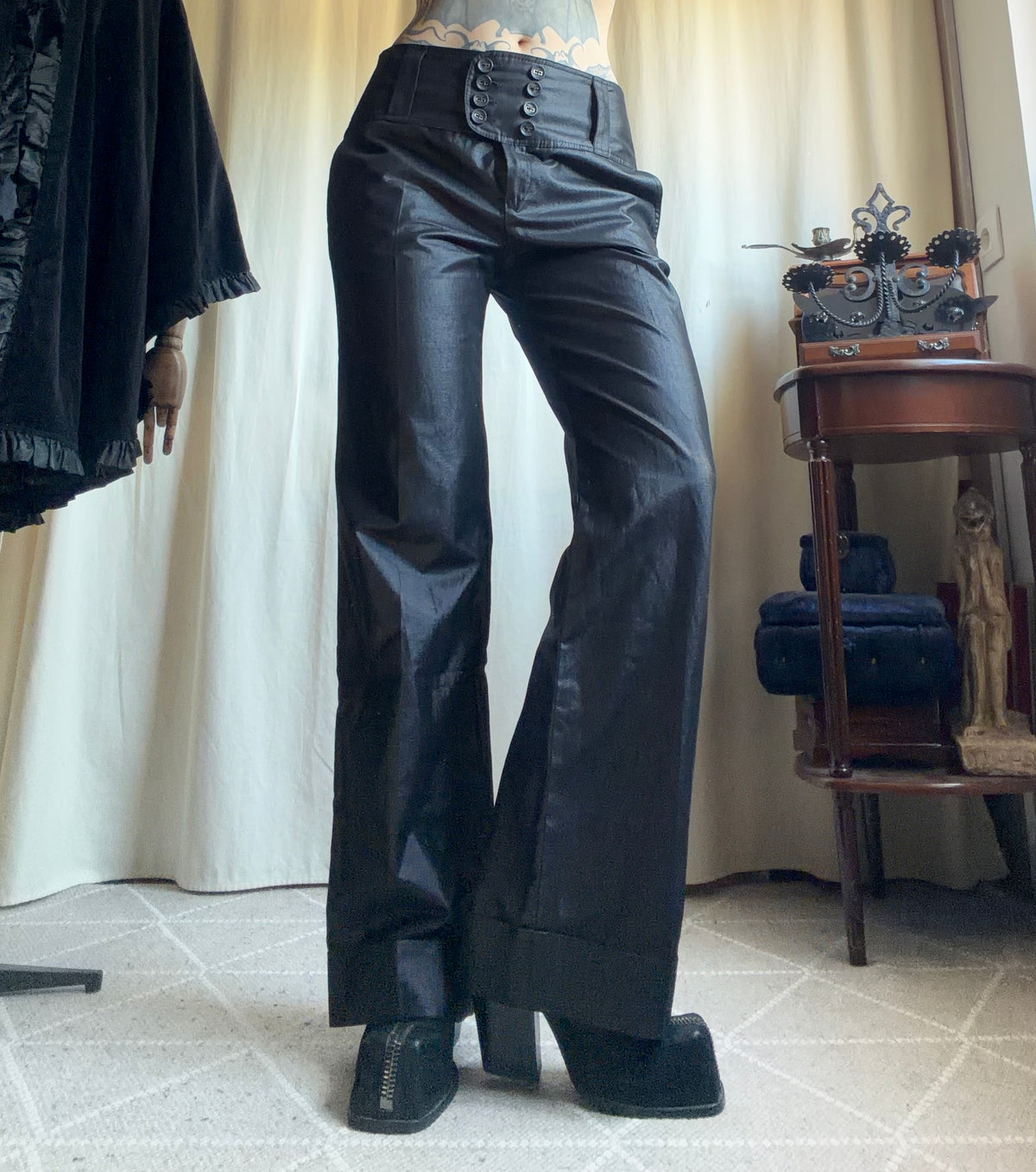 Pantalon noir satiné taille basse ceinture à boutons style office siren Y2K – taille L