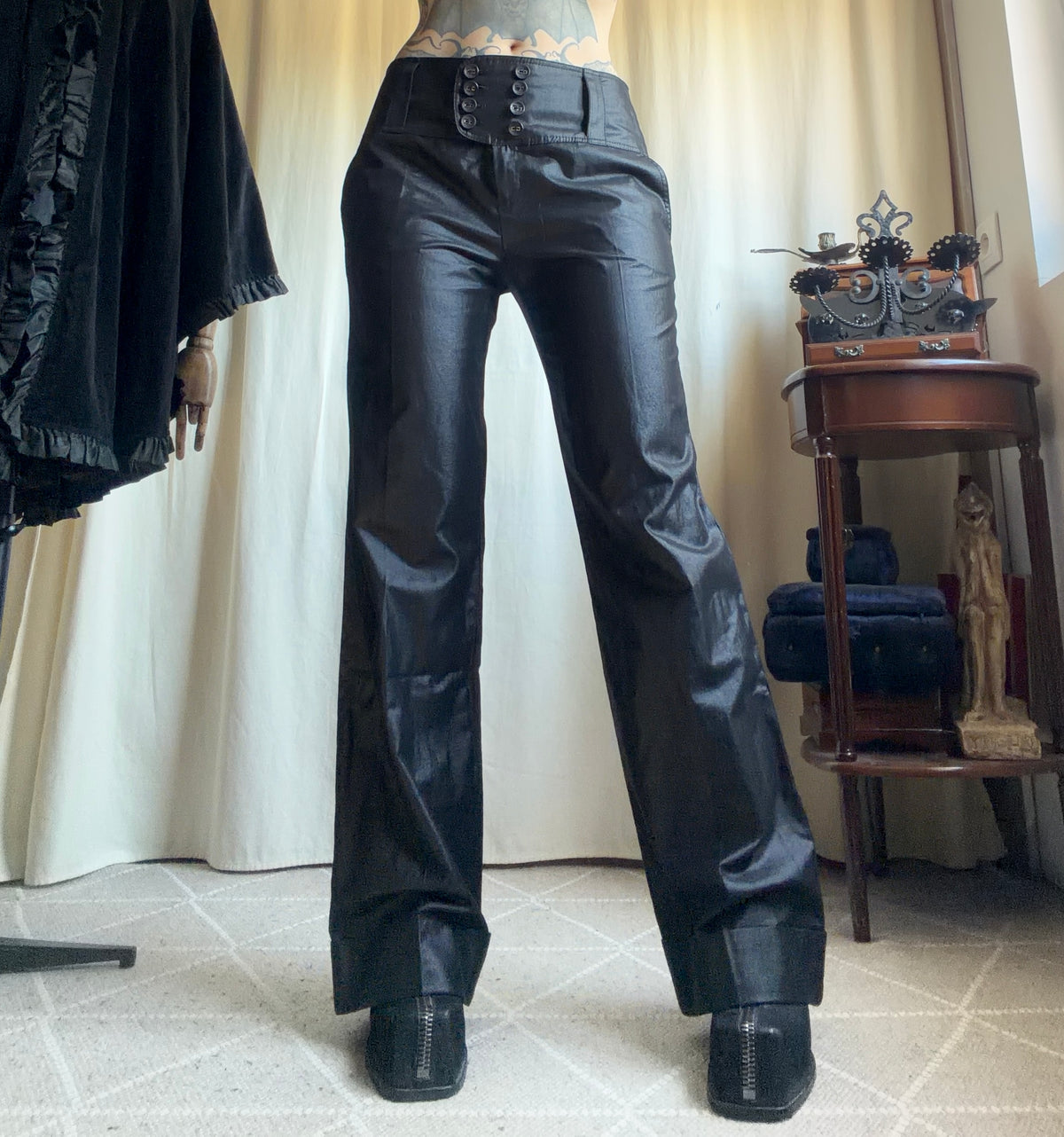 Pantalon noir satiné taille basse ceinture à boutons style office siren Y2K – taille L