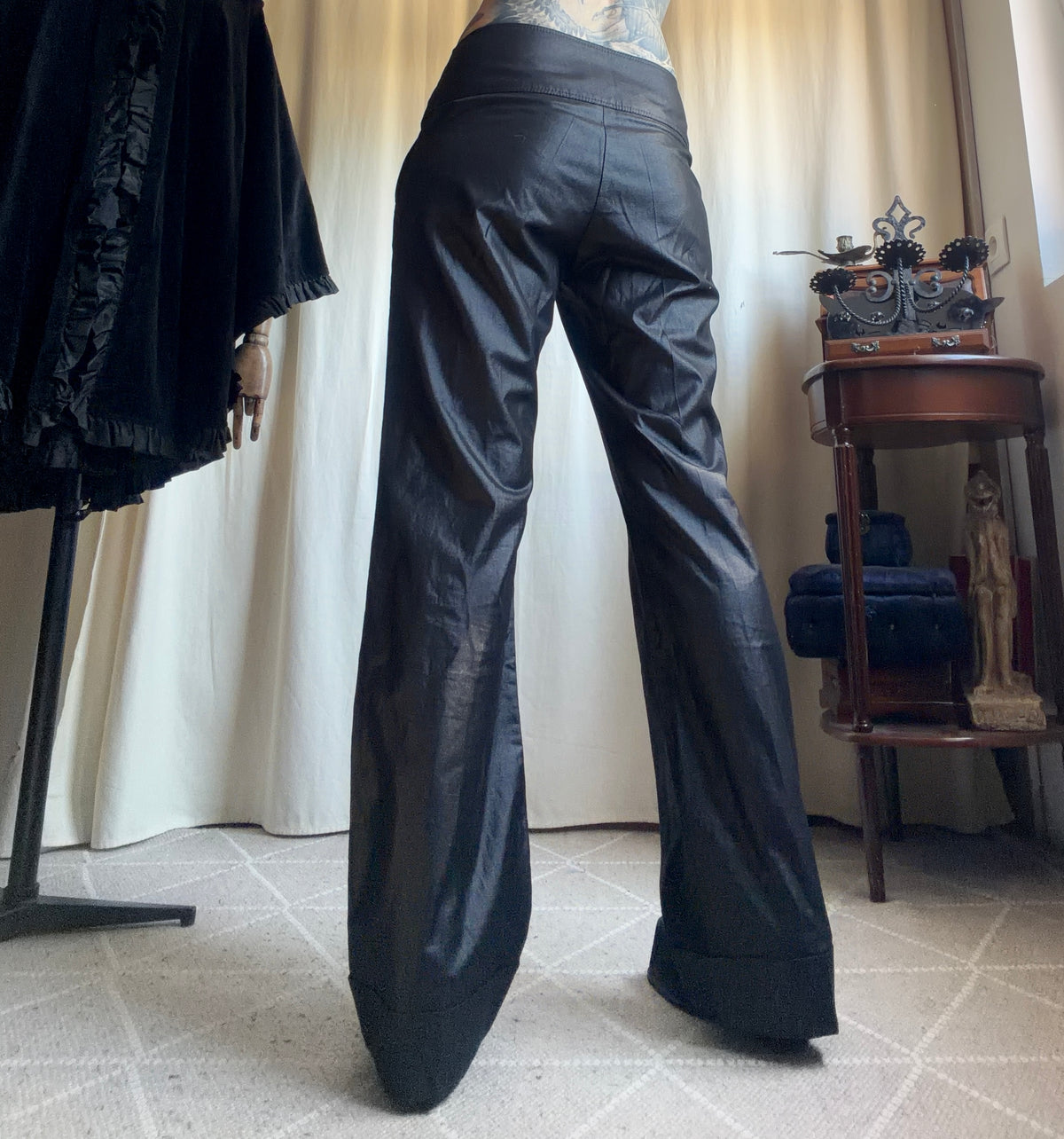 Pantalon noir satiné taille basse ceinture à boutons style office siren Y2K – taille L