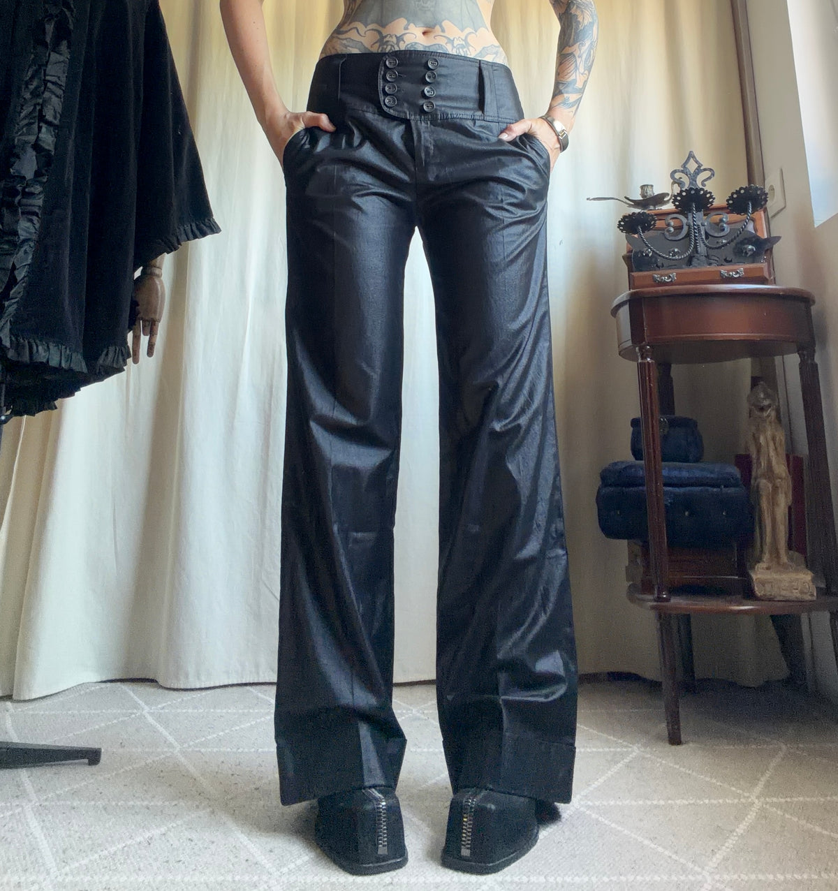 Pantalon noir satiné taille basse ceinture à boutons style office siren Y2K – taille L