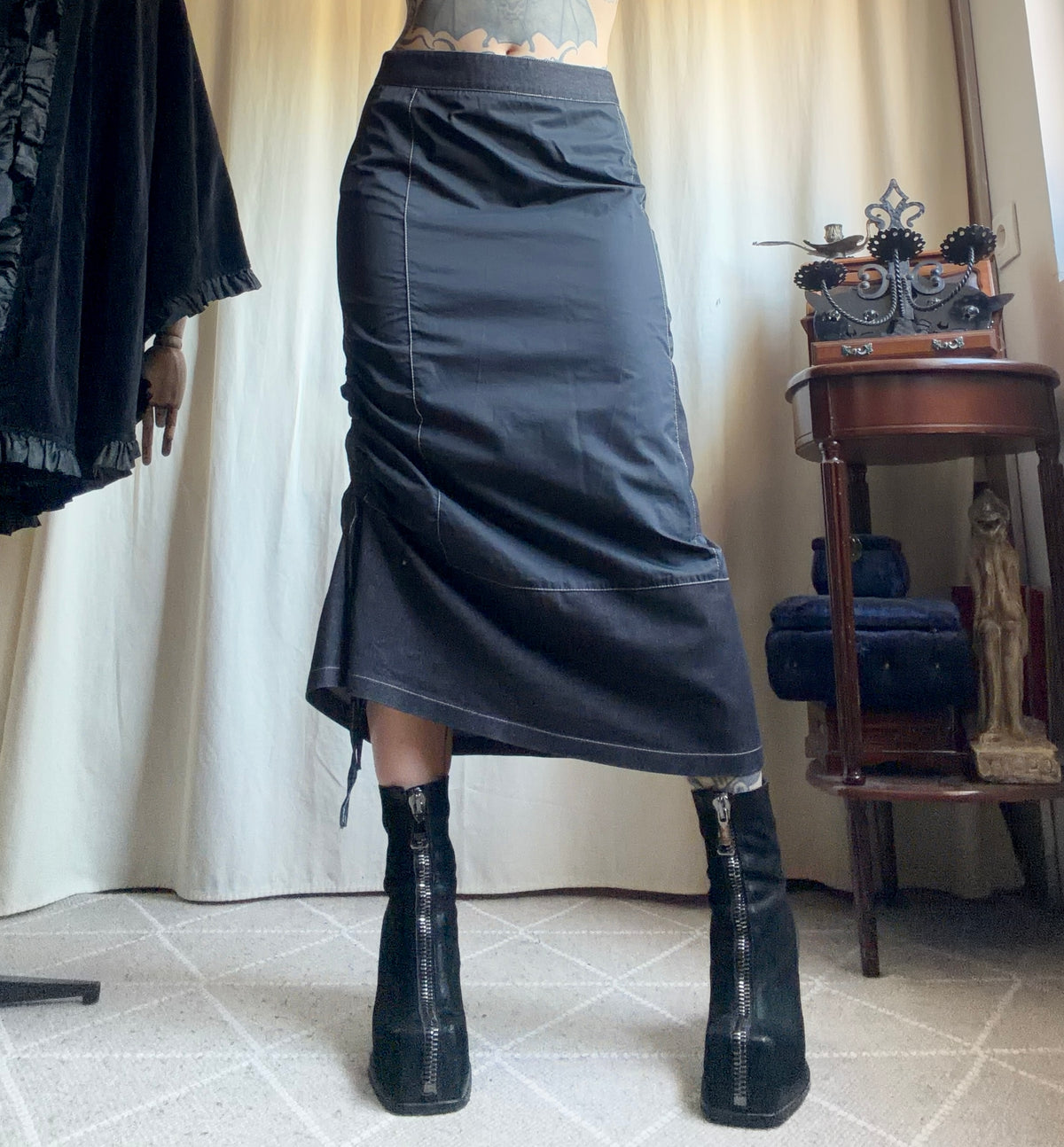 Jupe midi noire asymétrique surpiqûres contrastantes style avant garde goth – taille M