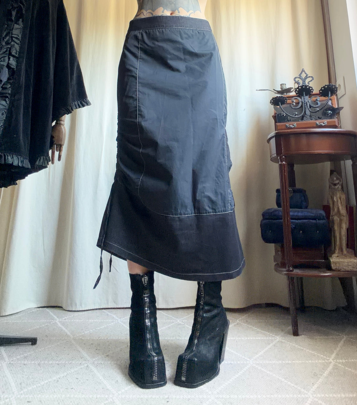 Jupe midi noire asymétrique surpiqûres contrastantes style avant garde goth – taille M