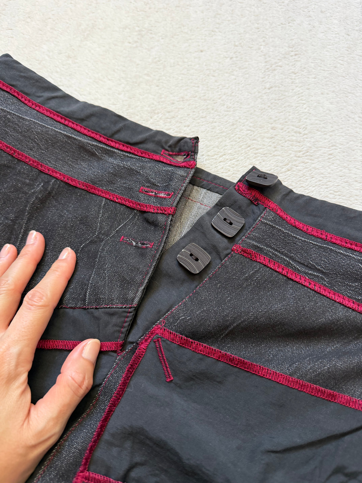 Jupe midi noir/gris anthracite asymétrique et coutures bordeaux - Taille S