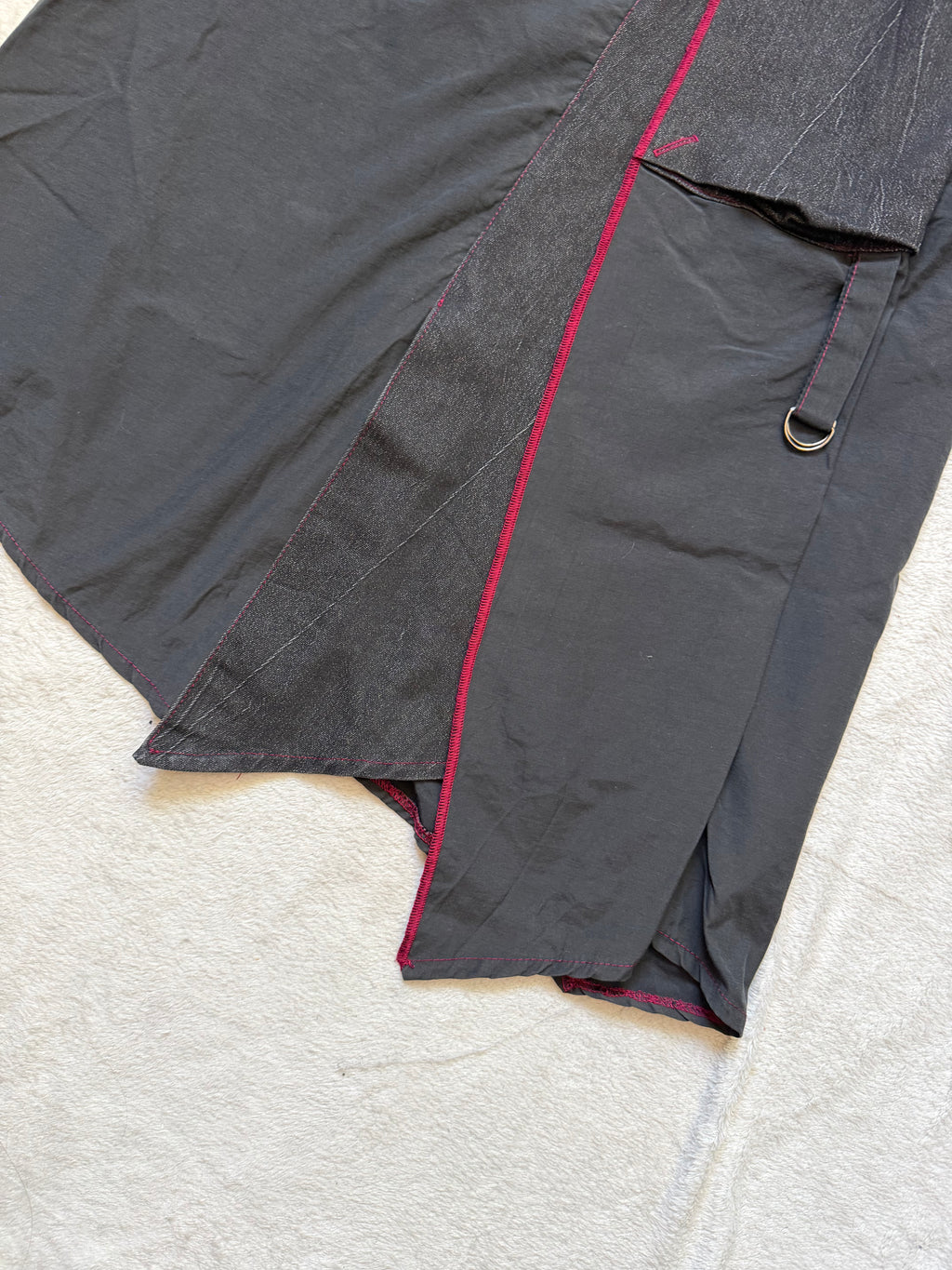 Jupe midi noir/gris anthracite asymétrique et coutures bordeaux - Taille S