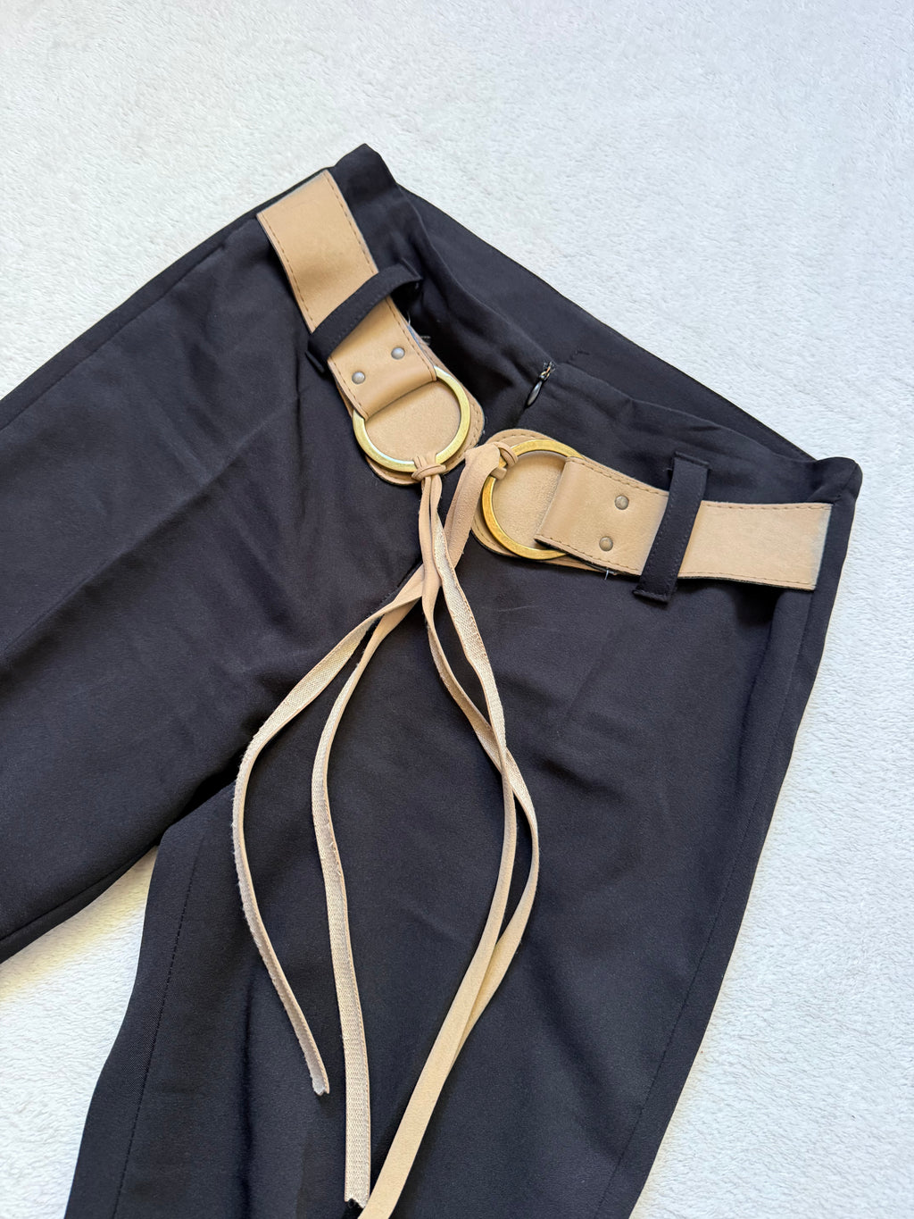 Pantalon noir flare avec ceinture marron à boucles style Y2K dark feminine – taille S