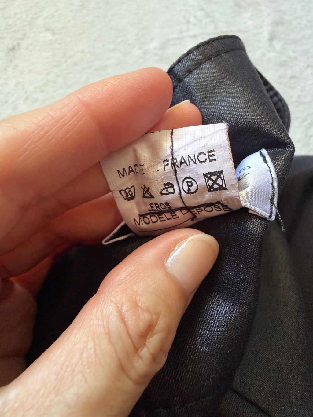 Pantalon noir satiné taille basse ceinture à boutons style office siren Y2K – taille L