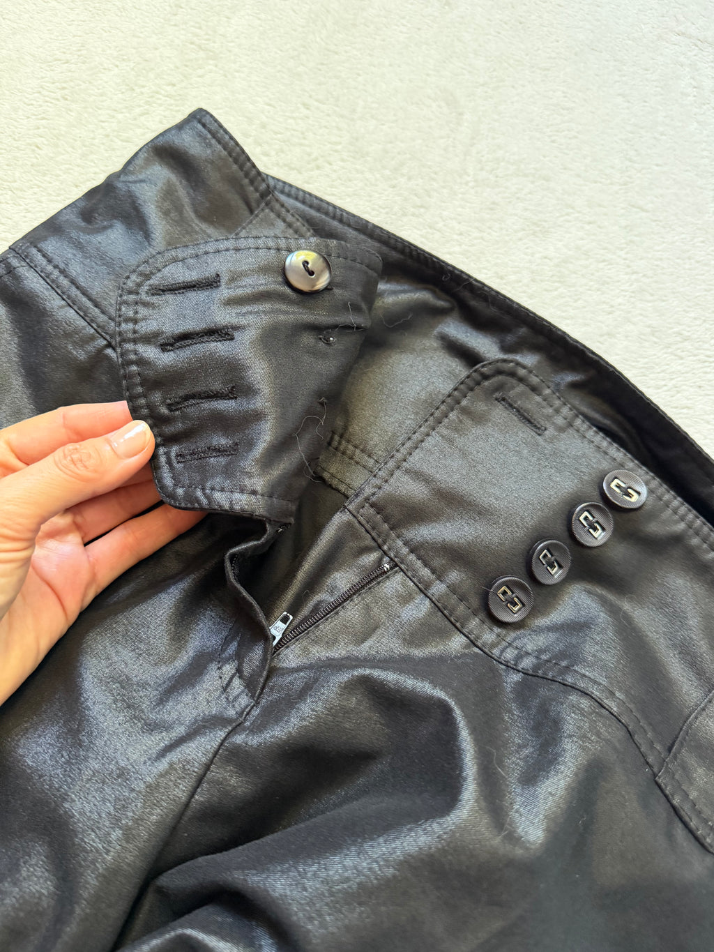 Pantalon noir satiné taille basse ceinture à boutons style office siren Y2K – taille L