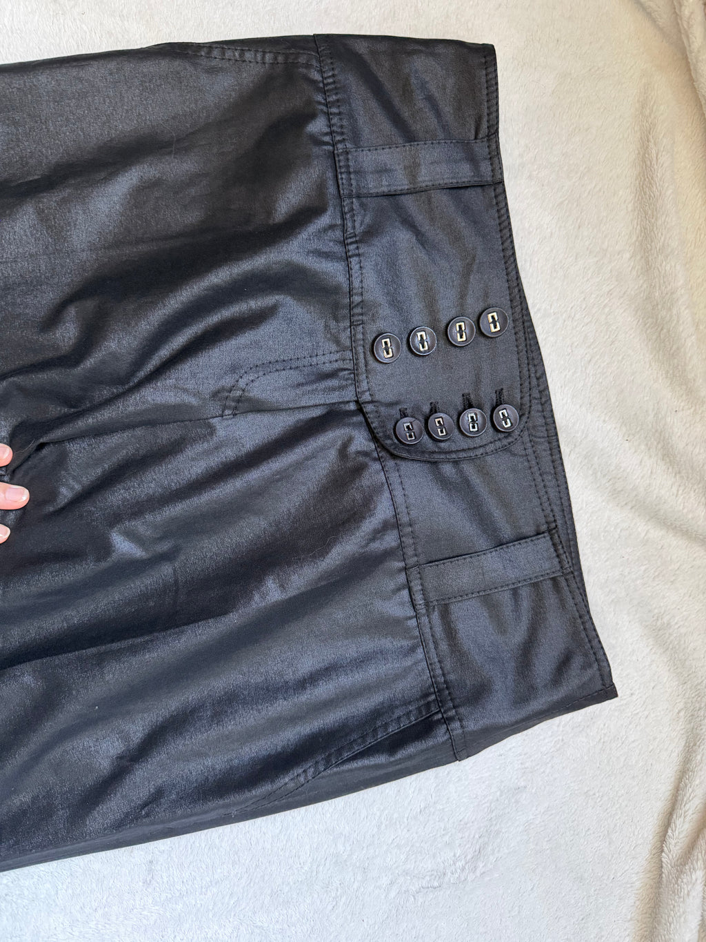 Pantalon noir satiné taille basse ceinture à boutons style office siren Y2K – taille L