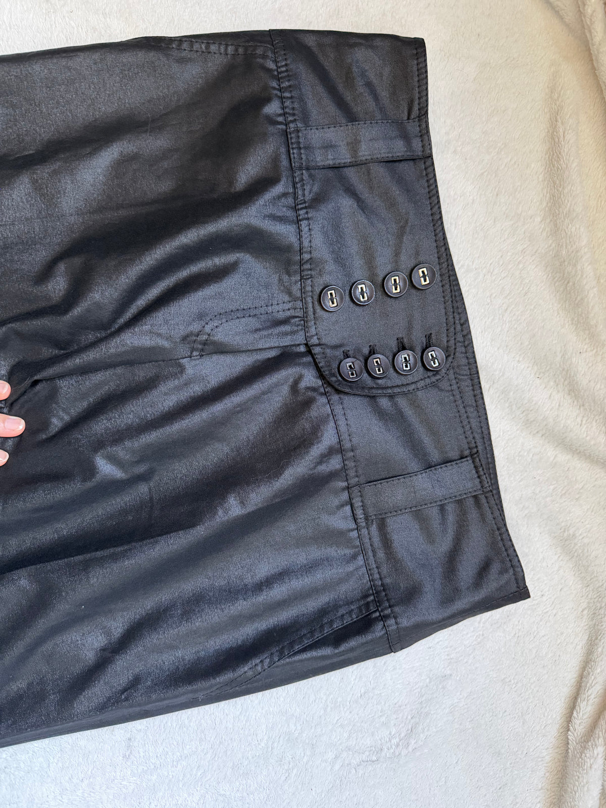 Pantalon noir satiné taille basse ceinture à boutons style office siren Y2K – taille L