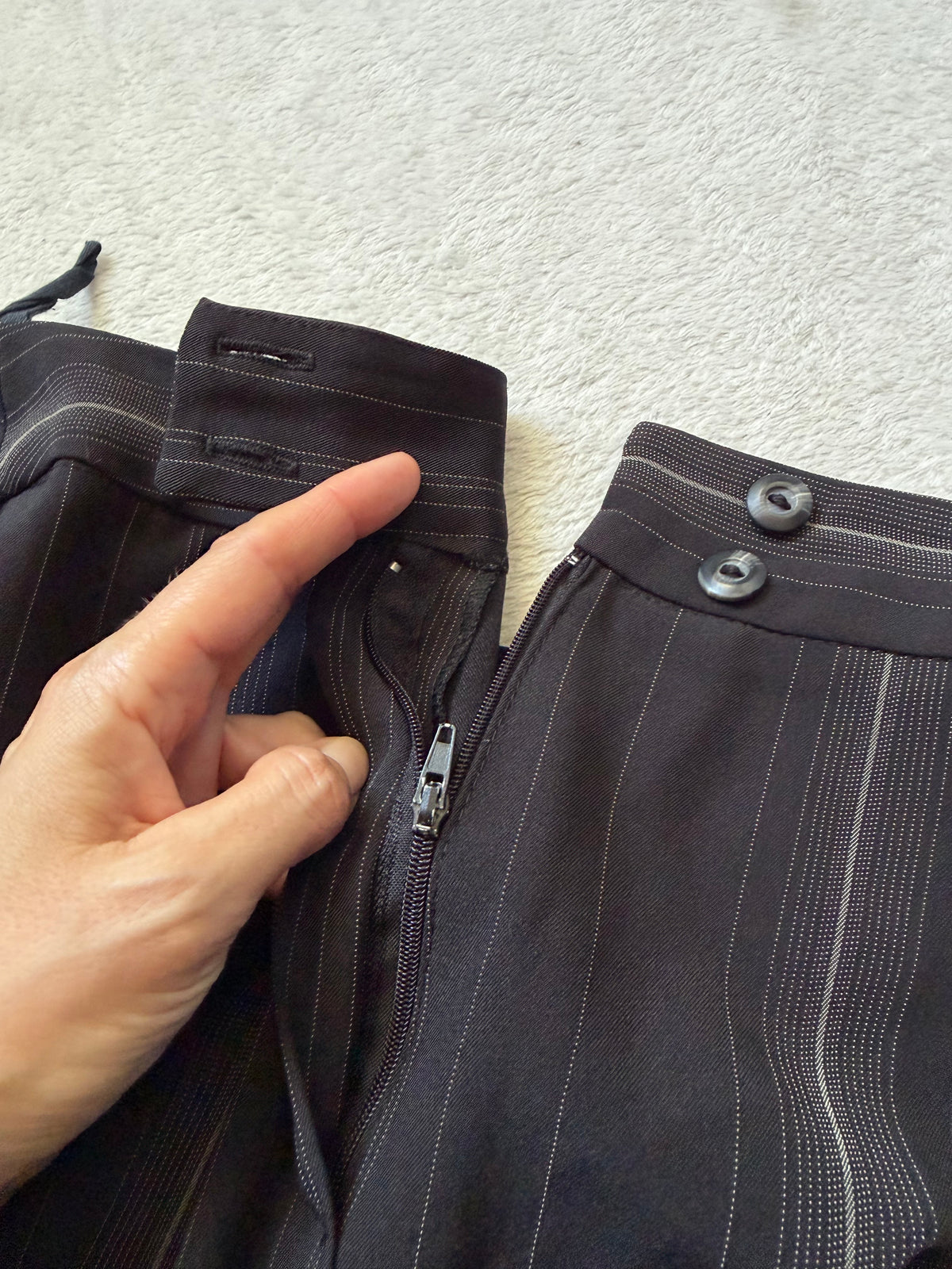 Pantalon noir taille haute à fines rayures jambes évasées - Taille M