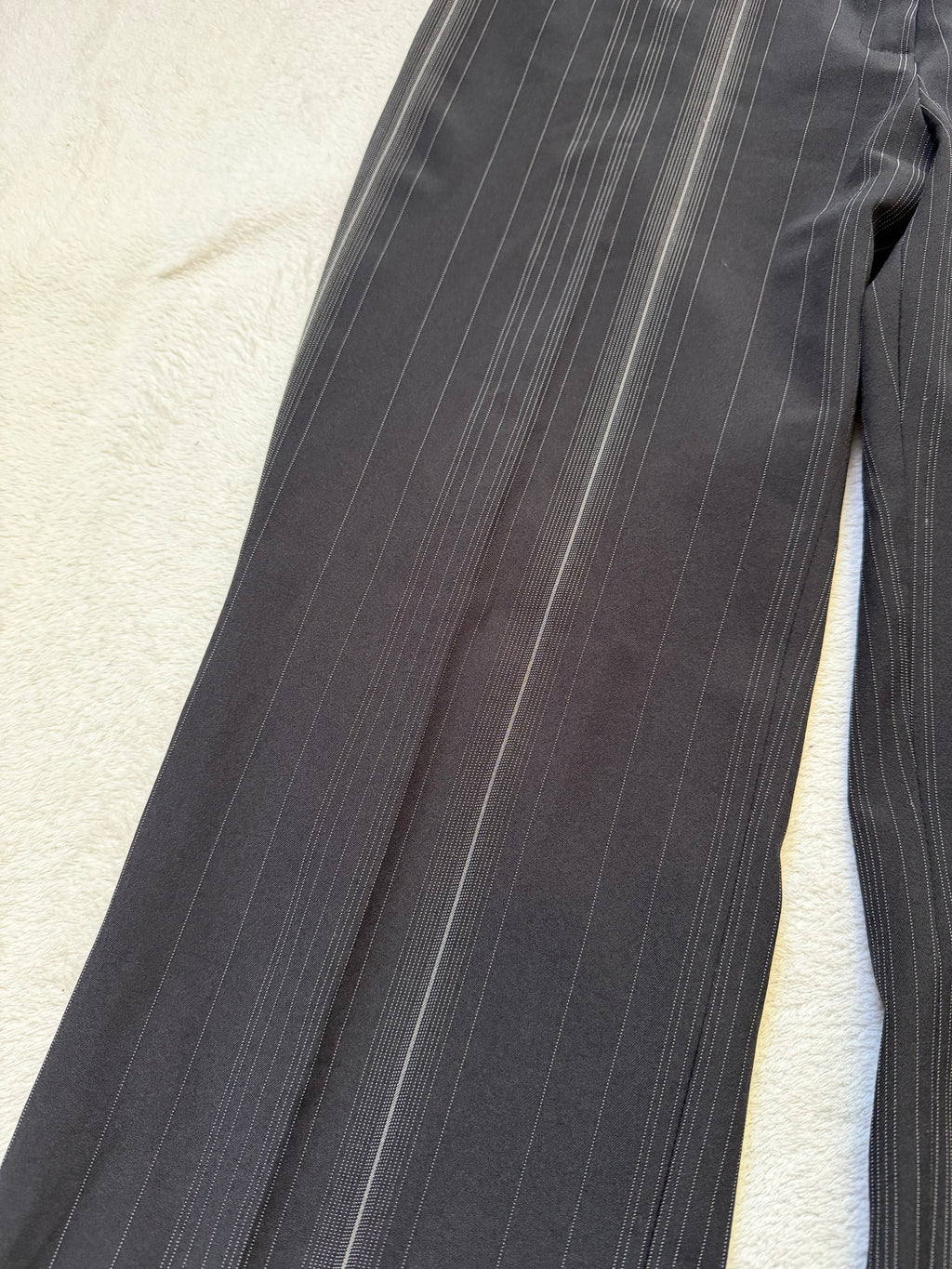 Pantalon noir taille haute à fines rayures jambes évasées - Taille M