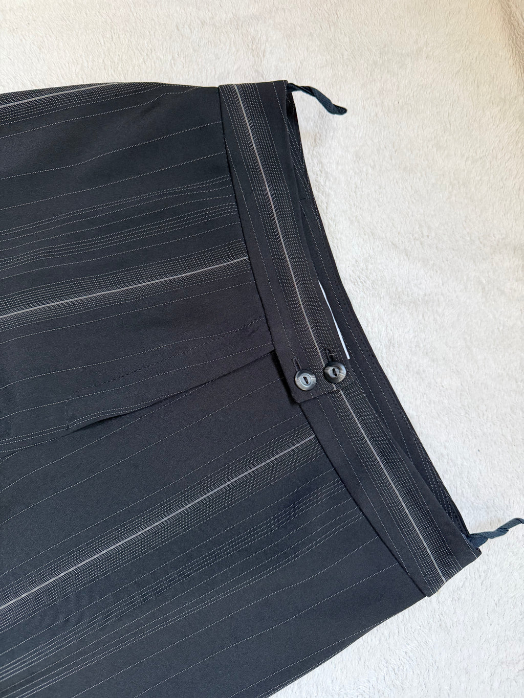Pantalon noir taille haute à fines rayures jambes évasées - Taille M