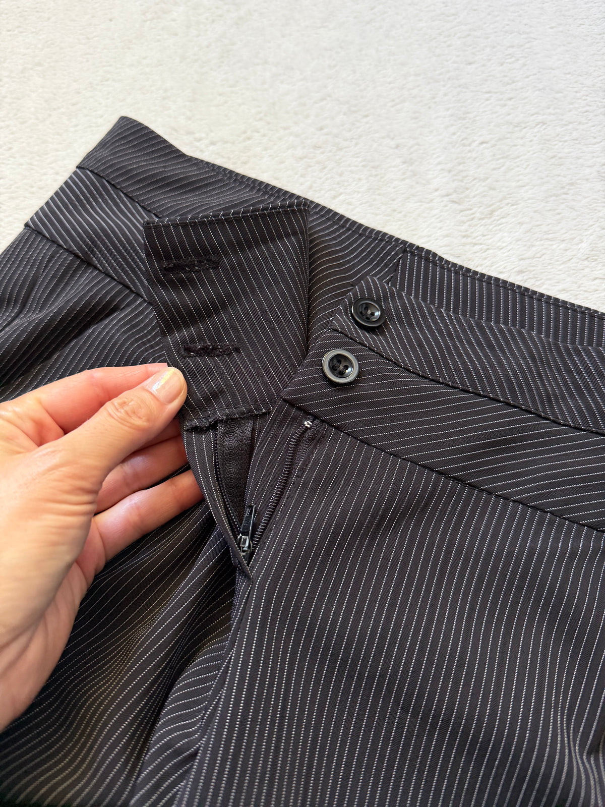 Pantalon noir à fines rayures taille basse coupe flare style office siren corporate goth – taille S