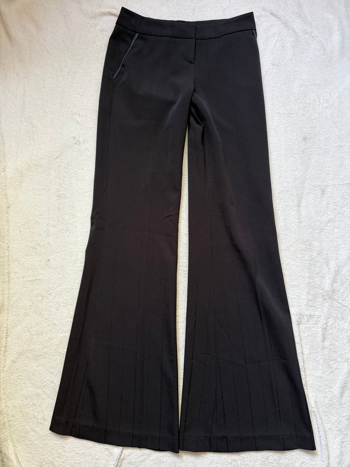 Pantalon noir taille basse coupe flare jambes très évasées style office siren Y2K goth – taille XS