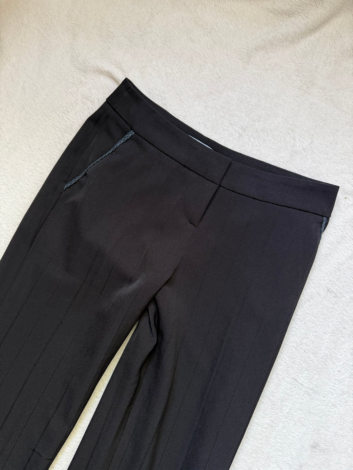 Pantalon noir taille basse coupe flare jambes très évasées style office siren Y2K goth – taille XS