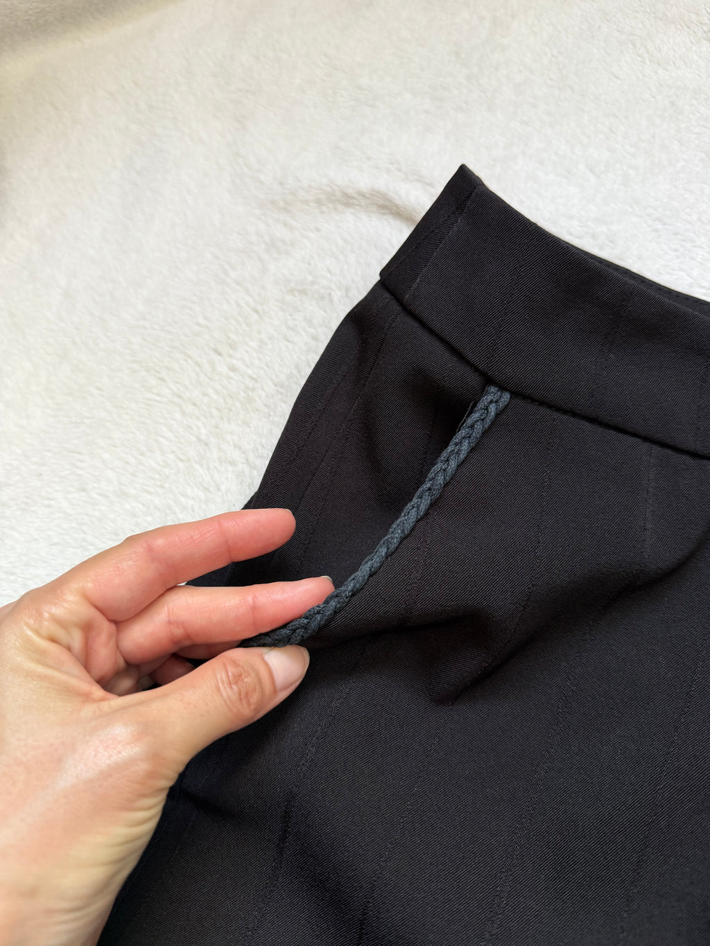 Pantalon noir taille basse coupe flare jambes très évasées style office siren Y2K goth – taille XS