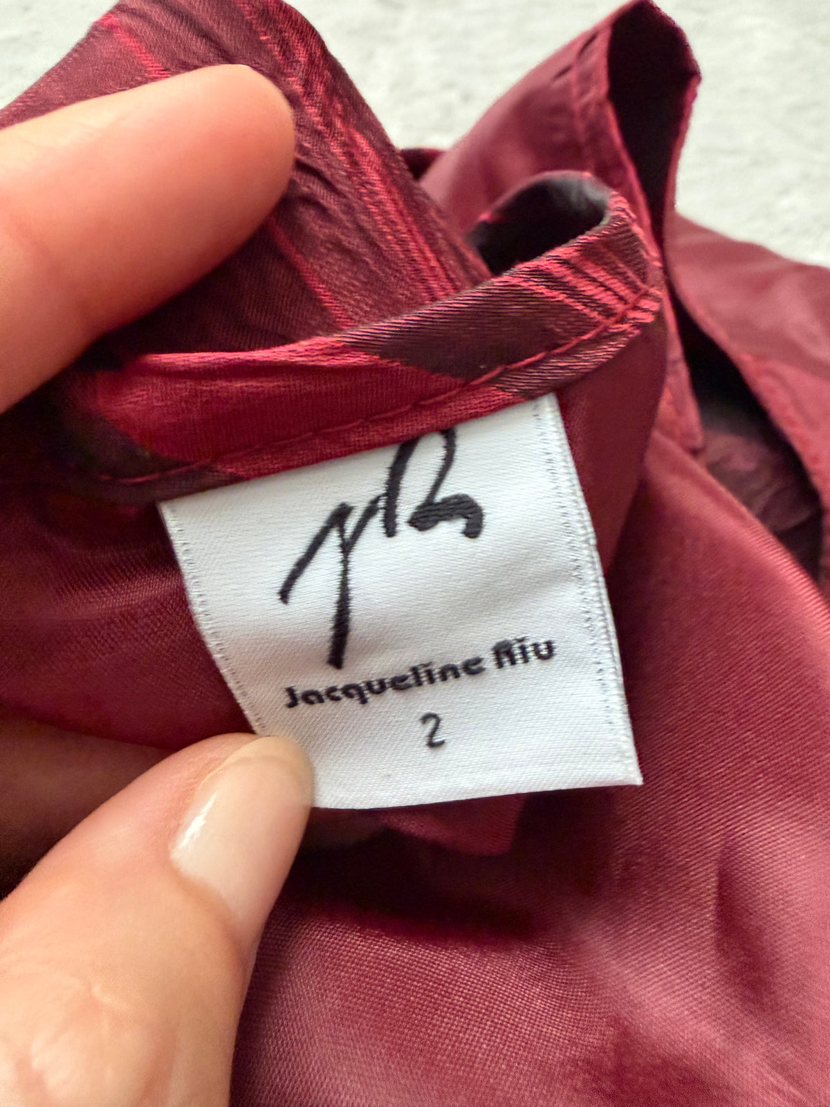 Robe bordeaux irisée à volants asymétriques style vampy goth dark romantic – taille M