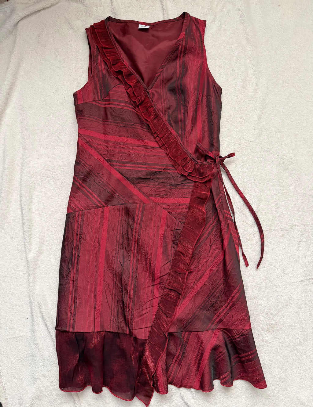 Robe bordeaux irisée à volants asymétriques style vampy goth dark romantic – taille M