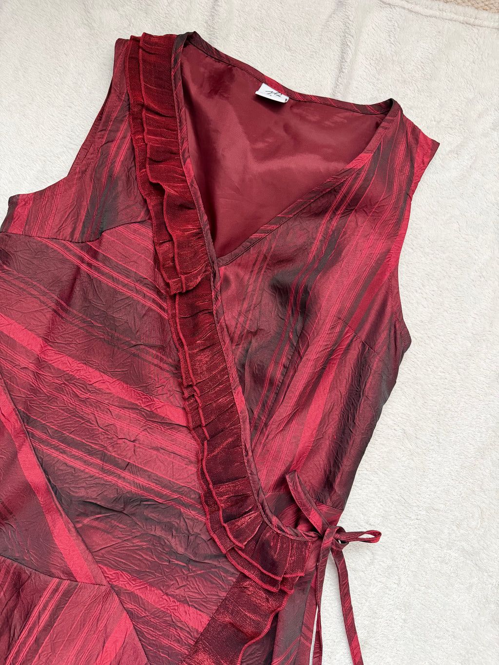 Robe bordeaux irisée à volants asymétriques style vampy goth dark romantic – taille M